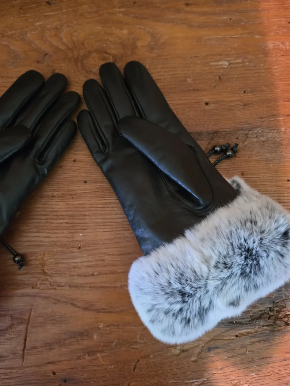 VIKIDEEr Black Leather Gloves with White-Gray Fur Cuffs